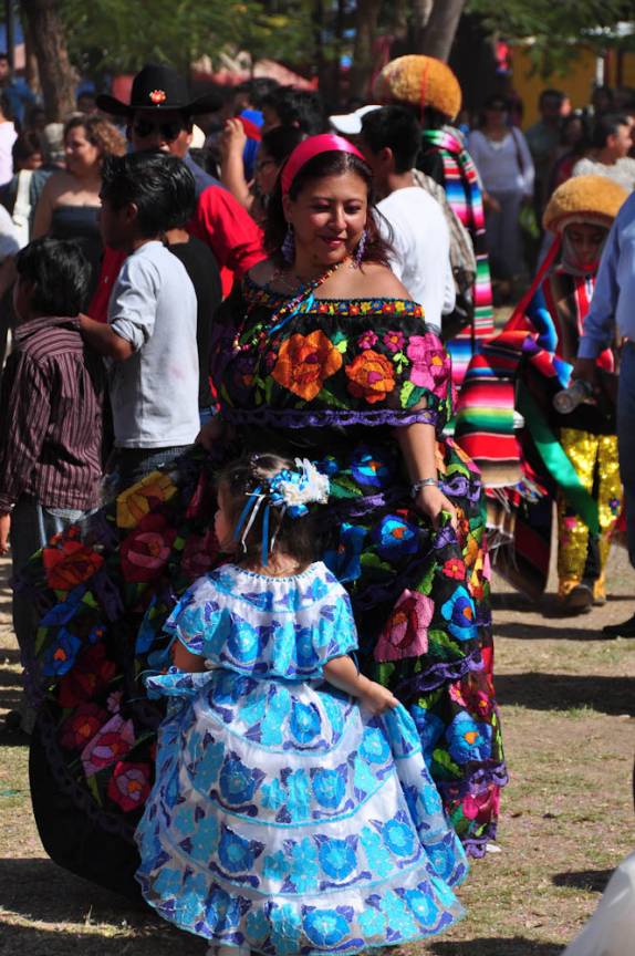 Crianças também se fantasiam em festa popular em Chiapa del Corso, no sul do México